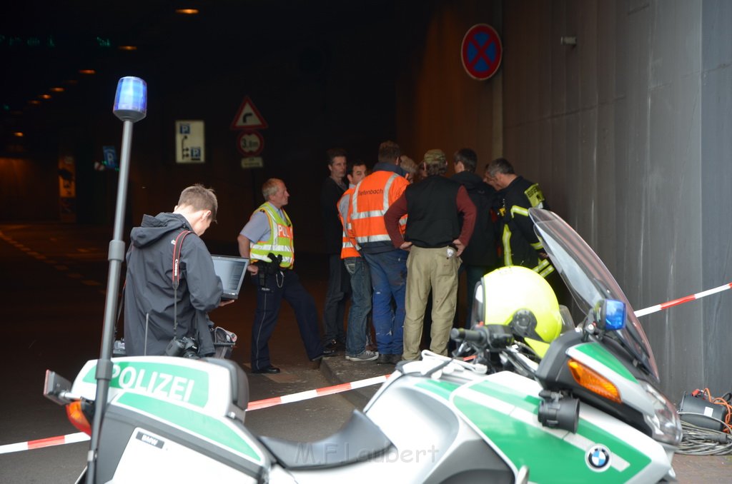Einsatz BF Koeln Tunnel unter Lanxess Arena gesperrt P9815.JPG - Miklos Laubert